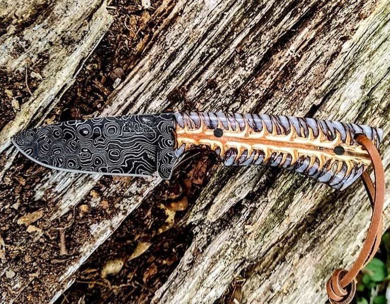 7.5" Damascus steel working Cowboy Knige with sheath - white pinecone handle image 0