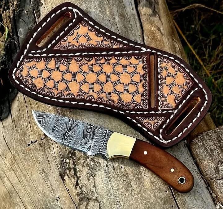 Damascus steel small skinner knife with pancake leather sheath image 0